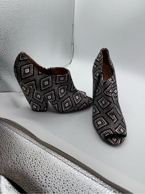 Cato Women’s Peep Toe Black White Aztec Print Bootie Sz 10